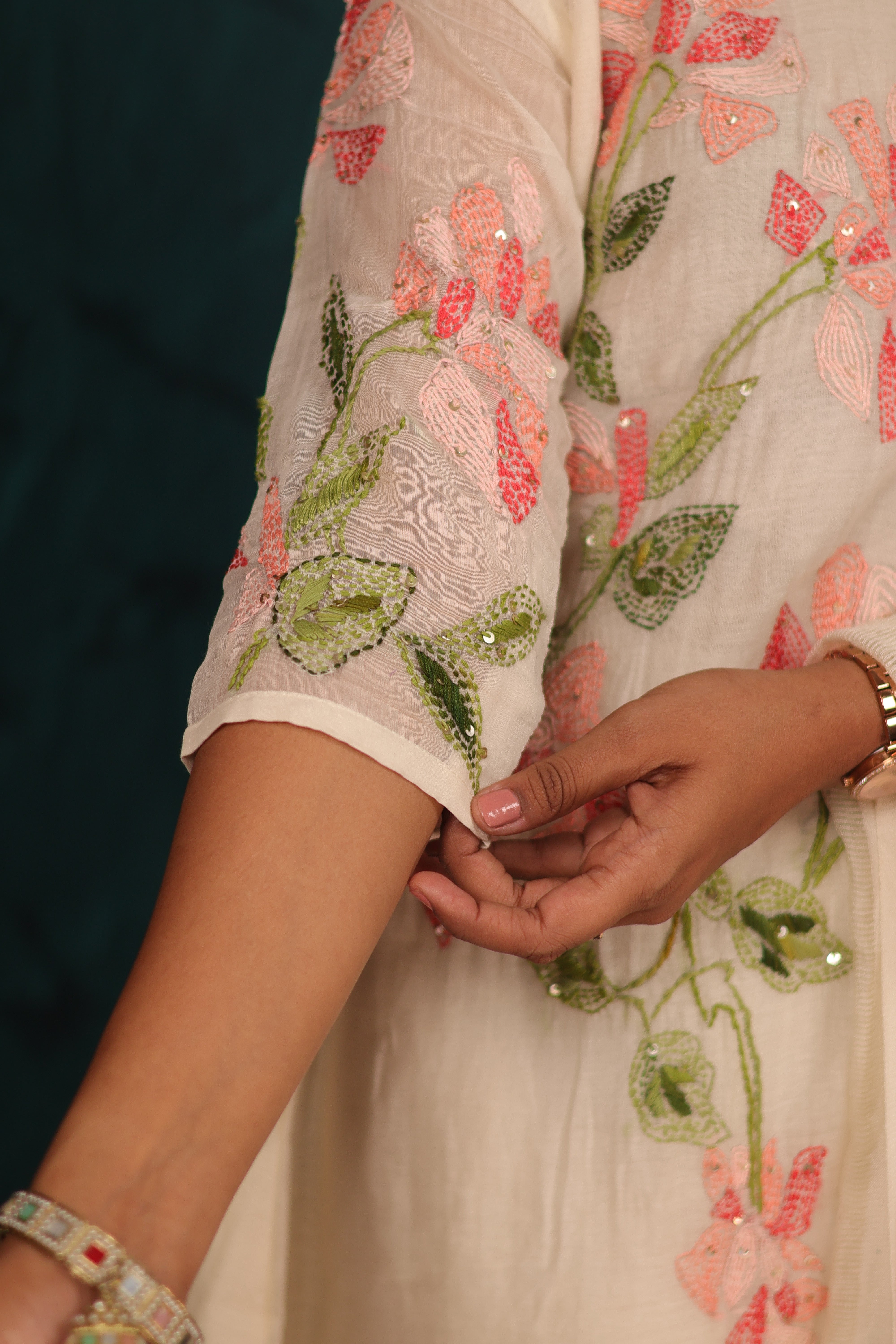 TAANABAANA THREAD EMBROIDERED IVORY MUL CHANDERI SUIT SET